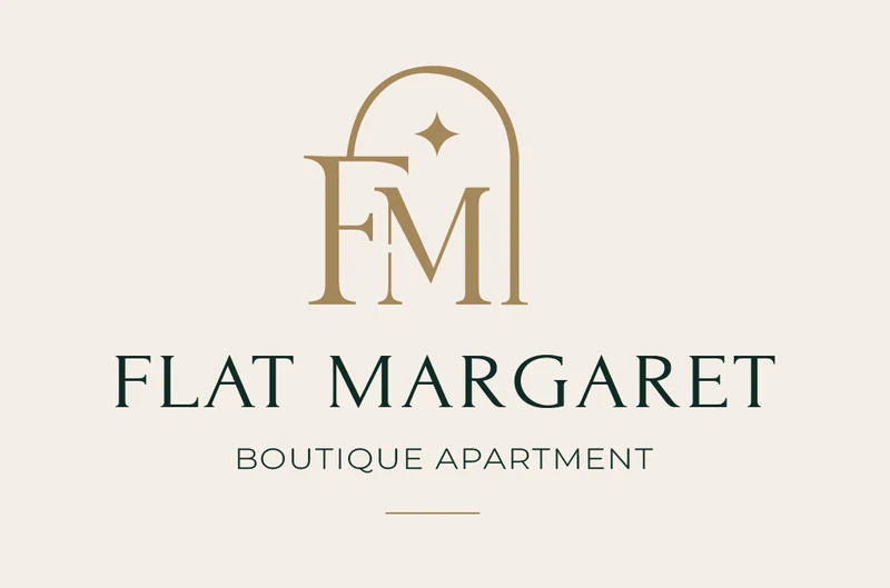 Flat Margaret boutique apartman arculat bézs háttéren, arany FM emblémával és mélyzöld logófelirattal