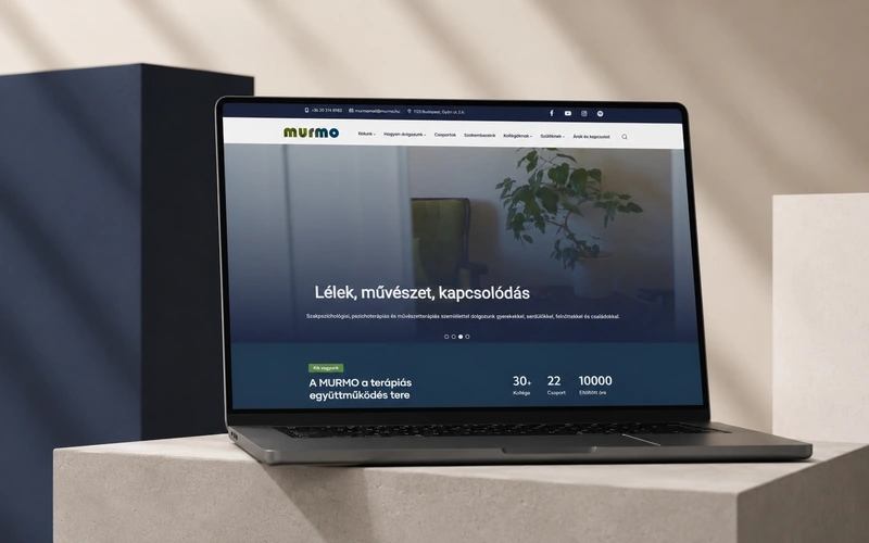 MURMO weboldal laptop mockupon